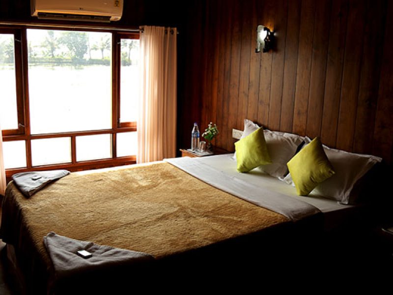 houseboat-bedroom-1